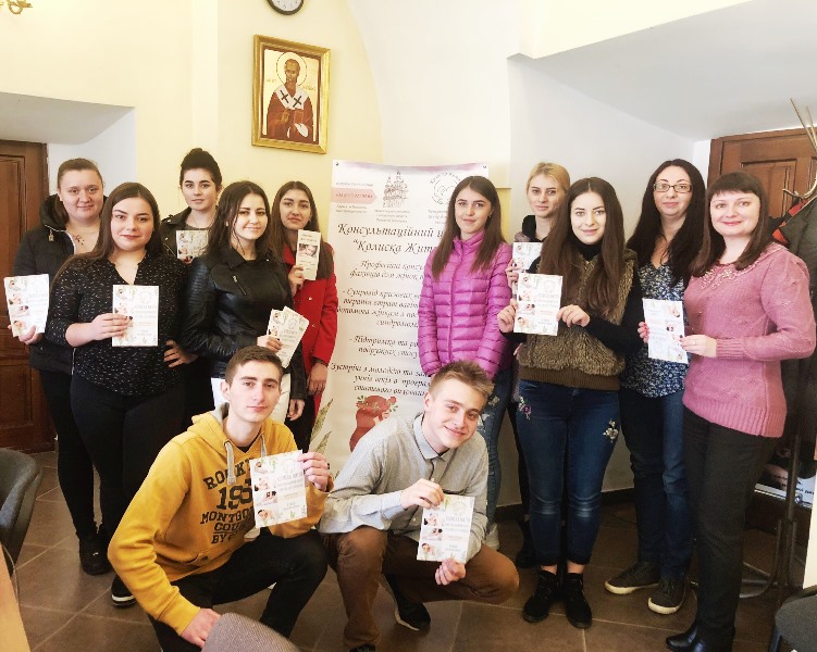 Спільне фото на згадку. Студенти групи СР-11, СР-22, викладач Г. М. Олійник, сімейний психолог Л. В.Богуцька